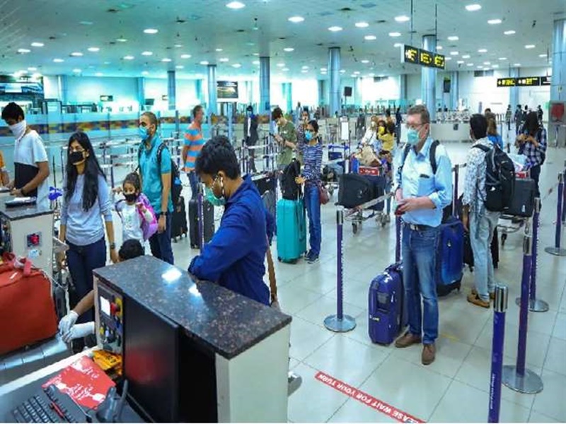 Omicron : महाराष्ट्र सरकार ने हवाई यात्रियों के लिए बनाए अलग नियम, स्वास्थ्य मंत्रालय ने किया संशोधन का अनुरोध