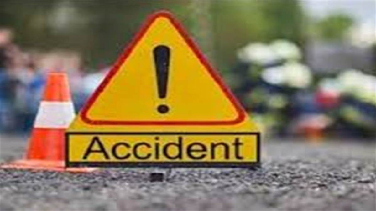 Accident in Indore: इंदौर में टक्कर के बाद बाइक से गिरा मुनीम, पिकअप ने रौंदा
