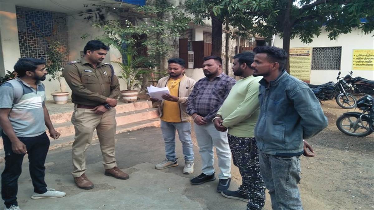 Alirajpur News: पैन कार्ड के बहाने ग्रामीणों से ठगी की आशंका, मामले की जांच में जुटी पुलिस