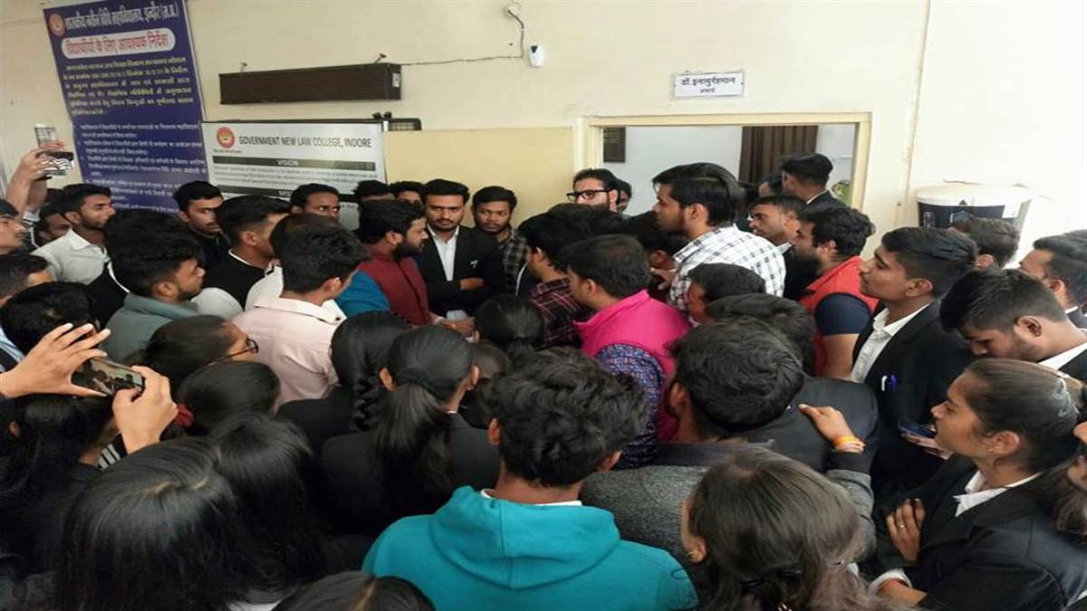 Indore News: इंदौर के विधि महाविद्यालय के छह शिक्षकों पर धार्मिक कट्टरता फैलाने का आरोप