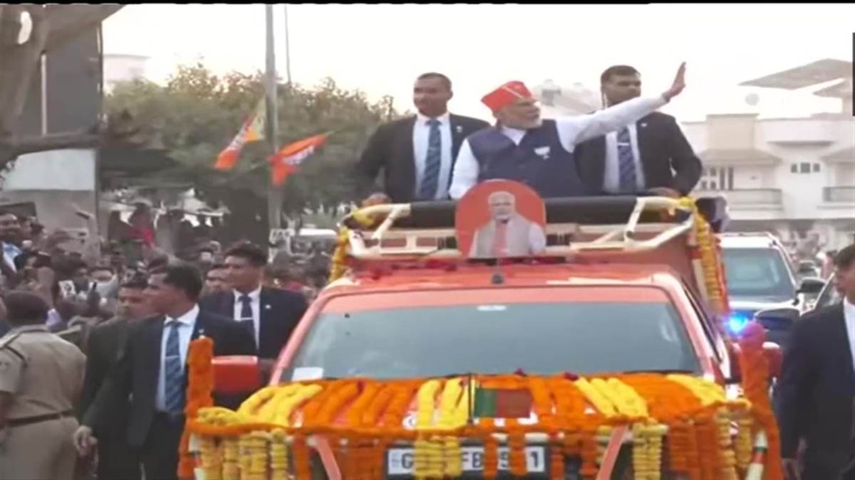PM Modi Roadshow Ahmedabad: अहमदाबाद में पीएम मोदी का भव्‍य रोड शो, उमड़े लाखों लोग, देखें वीडियो-तस्‍वीरें