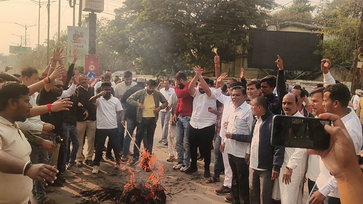 CG News: नई रजिस्ट्री गाइडलाइन के विरोध में दु्र्ग में प्रदर्शन, कांग्रेसियों ने फूंका मंत्री ओ पी चौधरी का पुतला