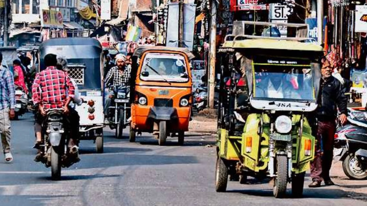 जबलपुर में बैटरी पर ध्यान दिए बिना ही दौड़ा रहे ई-रिक्शा, इंदौर में हुए हादसे के बाद सता रहा डर