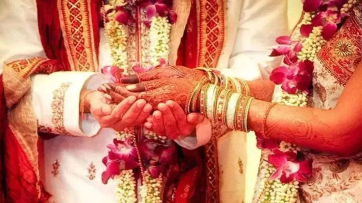 UP Crime:  मंदिर में शादी कर रहा था दूल्हा, ऐन मौके पर पहुंची पहली पत्नी, डरकर भागा आरोपी