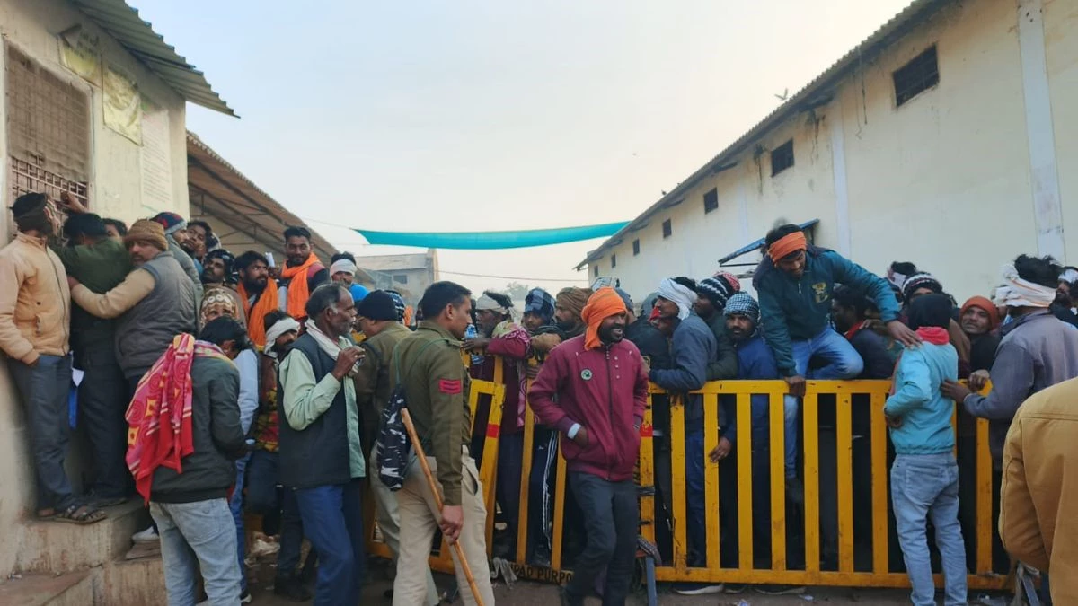 गुना में खाद के लिए सुबह चार बजे से लाइन में लगे किसान, पहले एक महिला की हो चुकी है मौत