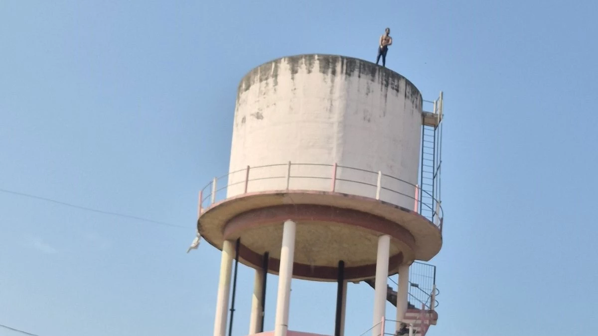 ये अमझेरा का वीरू है... शराब के नशे में थाना परिसर की टंकी पर चढ़ा, एक घंटे तक चला कूदने का ड्रामा