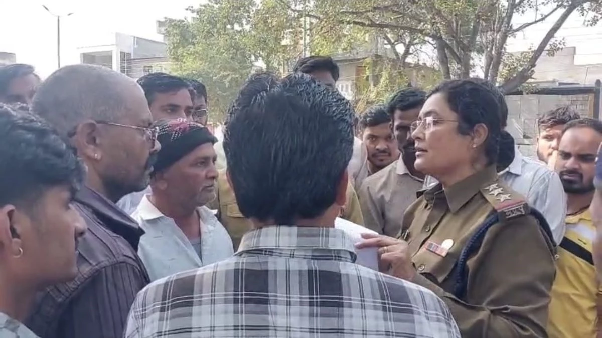 रतलाम में रिकवरी एजेंट ने मांगा किस्त तो मिला चाकू का हमला... ग्रामीणों ने आरोपियों को पकड़कर पीटा