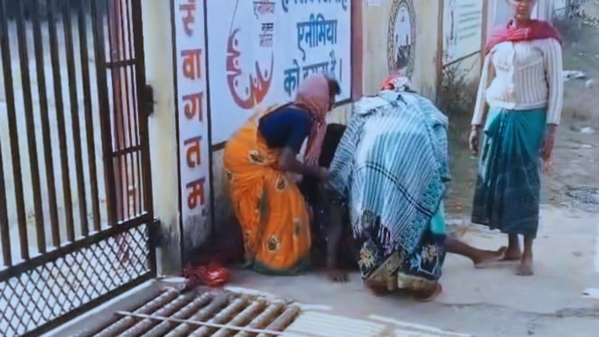 अस्पताल में लटका मिला ताला, महिला ने कार में बच्चे को दिया जन्म... CG के सूरजपुर में खुली स्वास्थ्य व्यवस्था की पोल