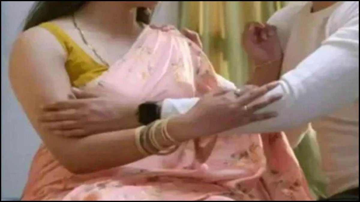 शिक्षा के मंदिर में शर्मनाक हरकत... स्कूल में महिला के साथ पकड़ाया शिक्षक, वीडियो वायरल होने के बाद टीचर निलंबित