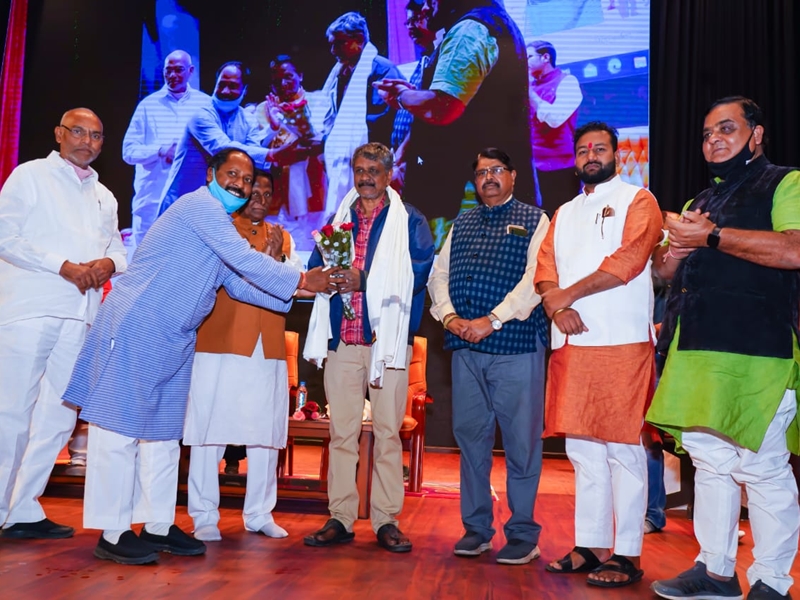 Director Satish Jain honored for giving special recognition to Chhattisgarhi films