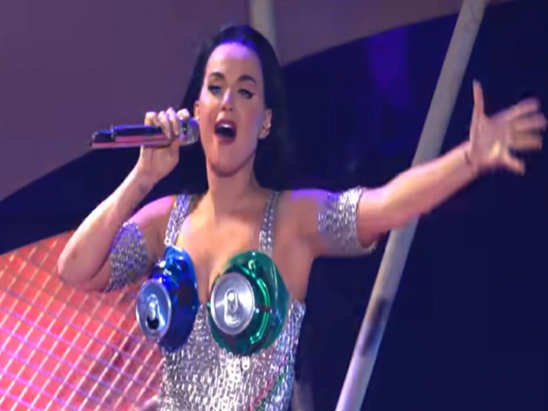 सिंगर Katy Perry ने शो में पहनी बीयर कैन से बनी ब्रा, अजीबोगरीब लुक देख यूजर्स हुए दंग