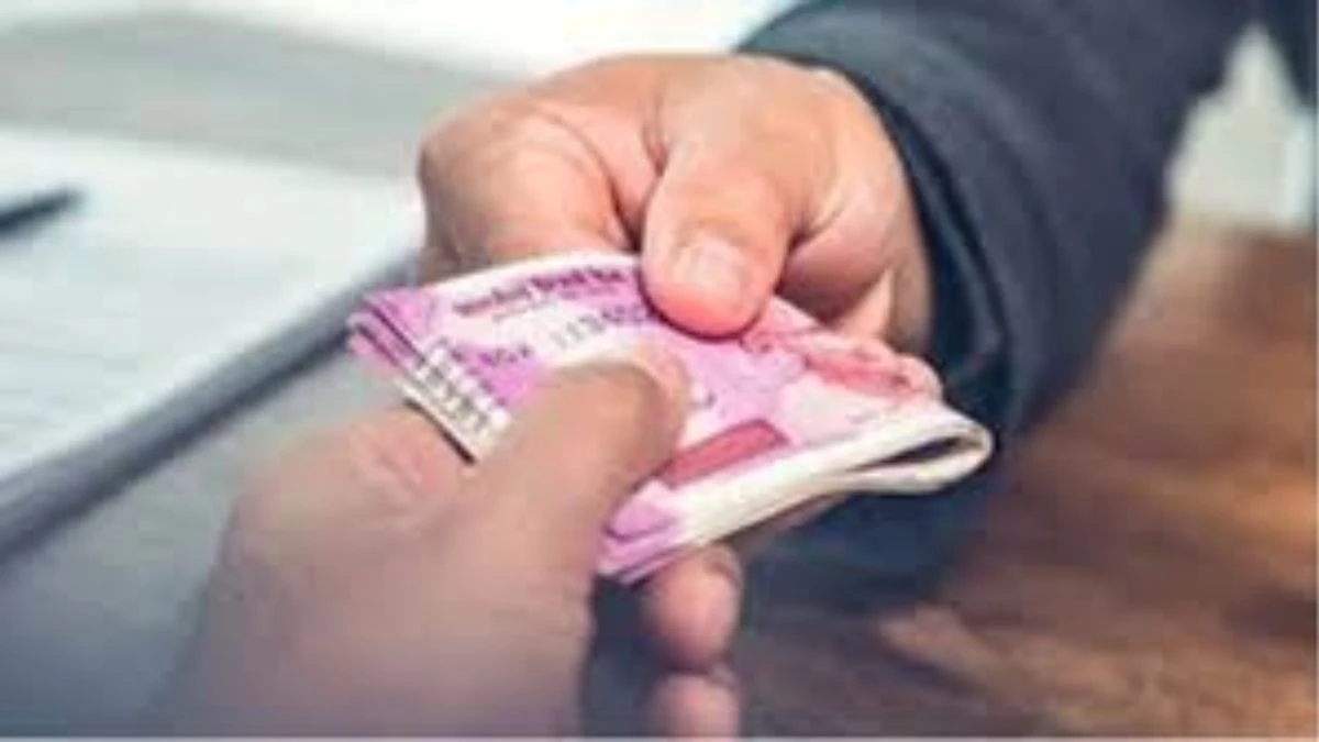 फिल्मी अंदाज में पकड़ा गया रिश्वतखोर बाबू... पकड़े जाने के डर से पीछे फेंकी रकम, एसीबी ने रंगे हाथ दबोचा