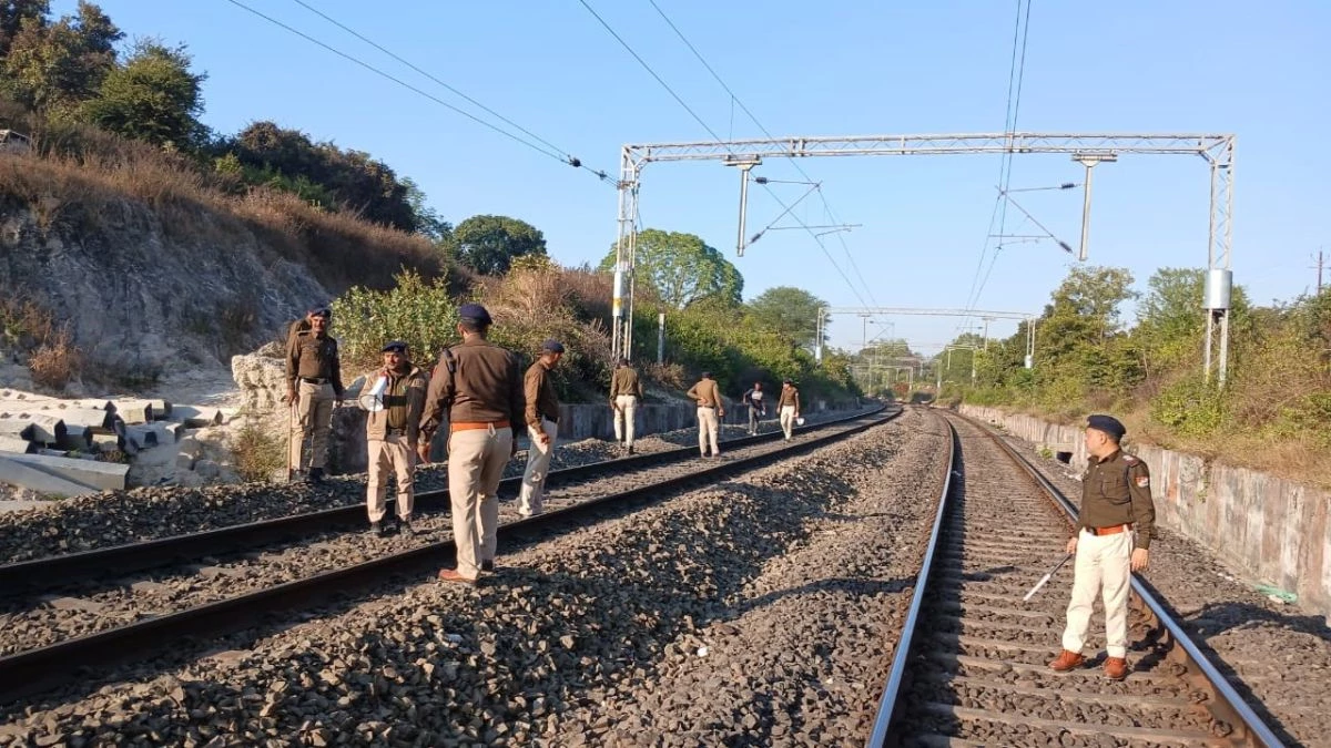 Jabalpur News: रेलवे ट्रैक पर रील बनाना और ट्रेंनों पर पत्थर फेंकना पड़ गया महंगा, RPF ने की कार्रवाई
