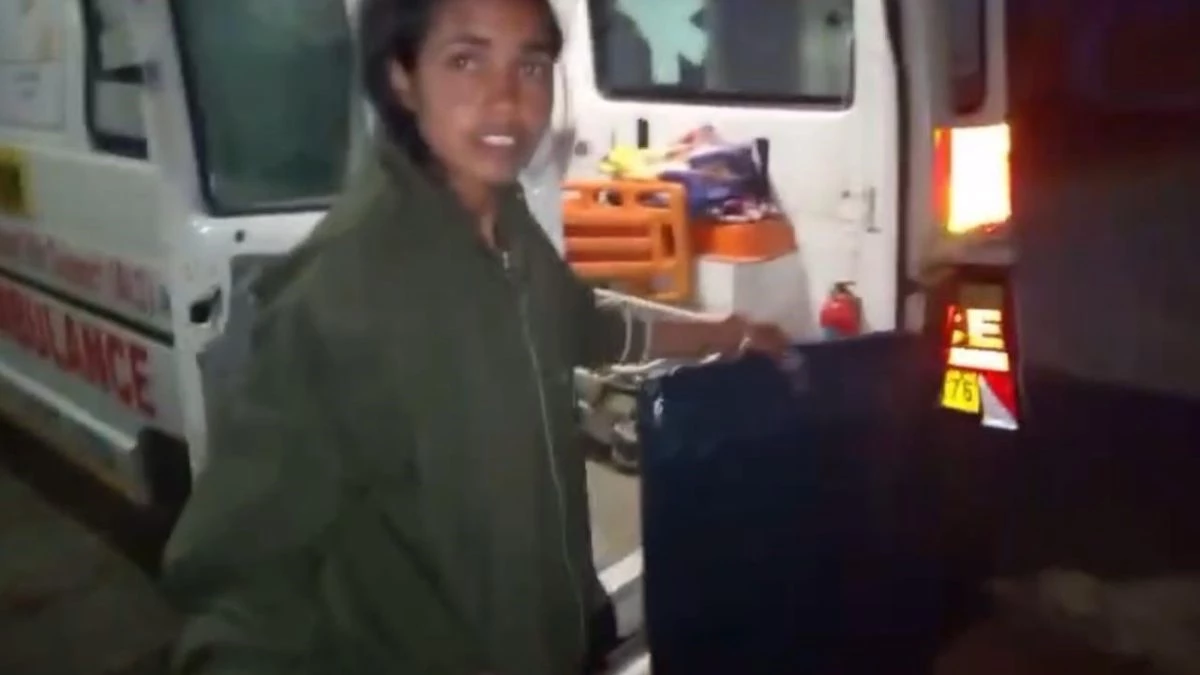 'सफाई नहीं होगी तो इंदौर नहीं जाएंगे...' एंबुलेंस में डिलिवरी के दौरान गिरे खून को गर्भवती के स्वजनों से धुलवाया