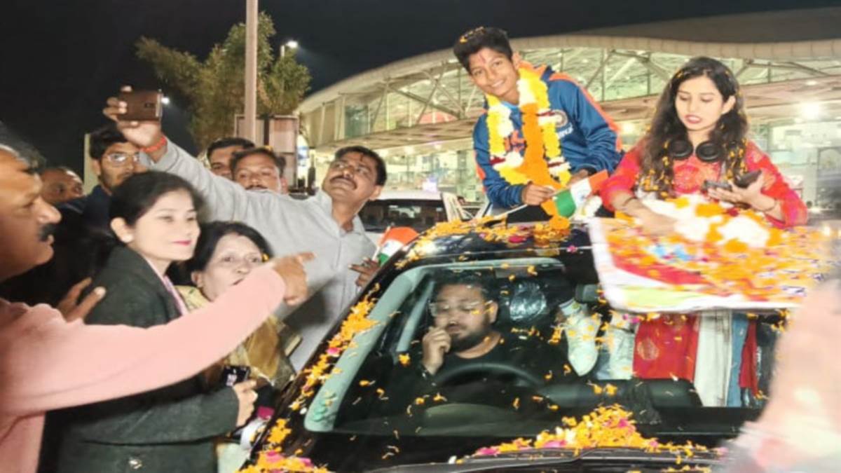 Bhopal Sports News : विश्व चैंपियन भोपाल की बेटी सौम्या राजधानी पहुंची, एयरपोर्ट पर हुआ जोरदार स्वागत