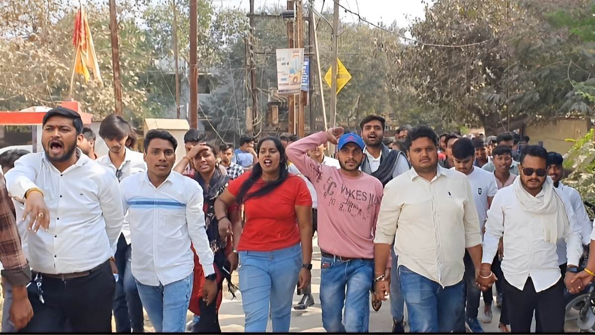 Atal Bihari Vajpayee University: अवैध फीस वसूली पर भड़के छात्र, कालेजों ने नोटिस पर नहीं मिला जवाब