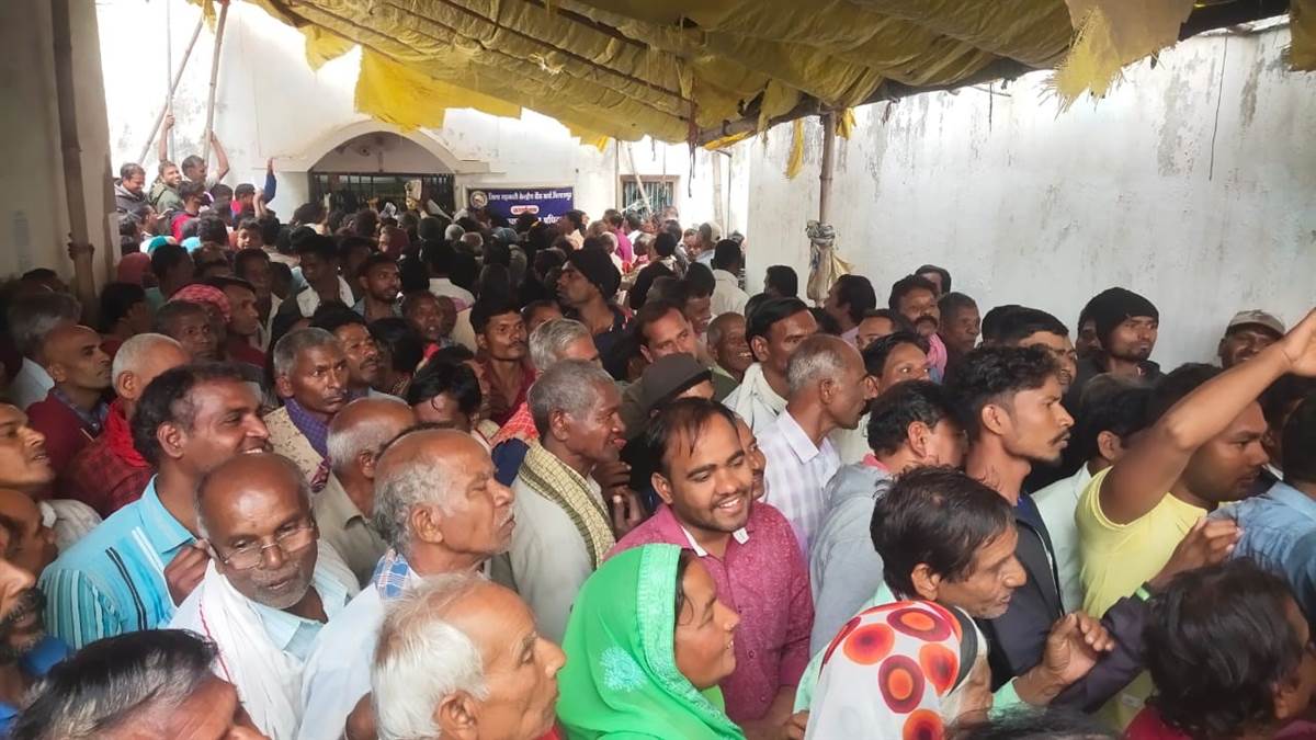 Janjgir-champa Information : किसानों को मेहनत की कमाई के लिए बहाना पड़ रहा पसीना