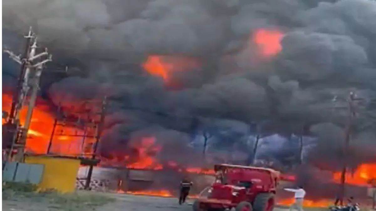 Nashik Fireplace VIDEO: नासिक की फैक्ट्री में भीषण आग लगने से मची अफरा-तफरी, कई किमी दूर से दिख रहीं लपटें