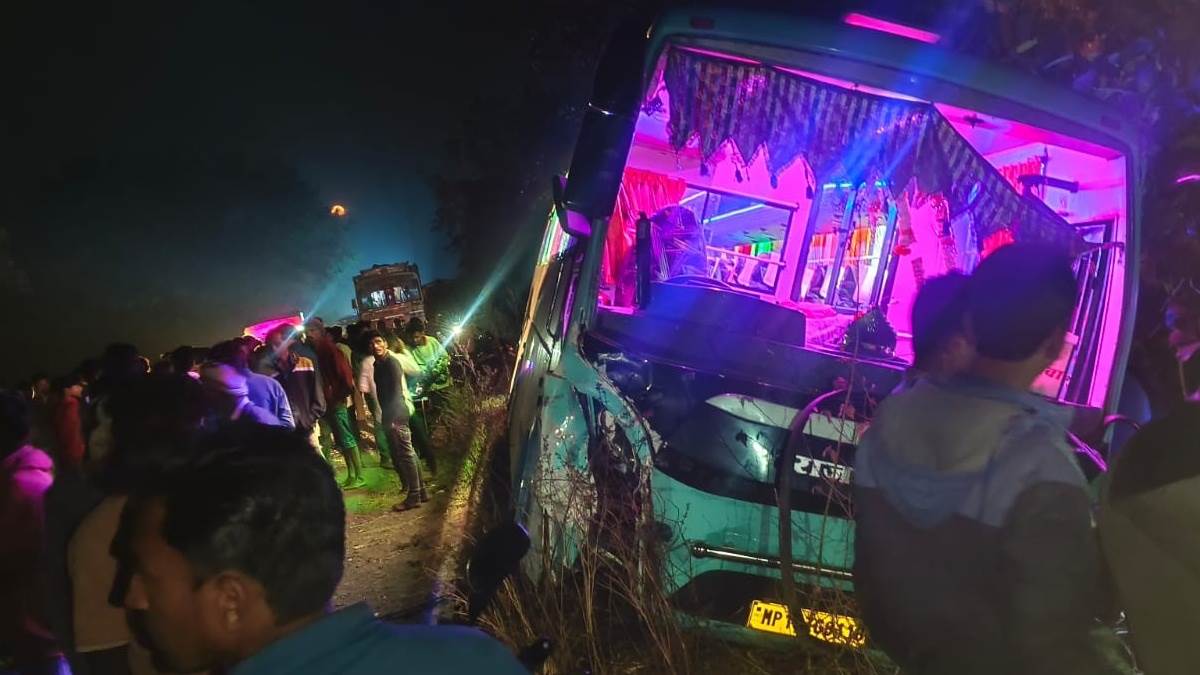 बड़वानी में हादसा, बाइक सवार को टक्कर मार असंतुलित हुई बस सड़क से नीचे उतरी, युवक की मौत