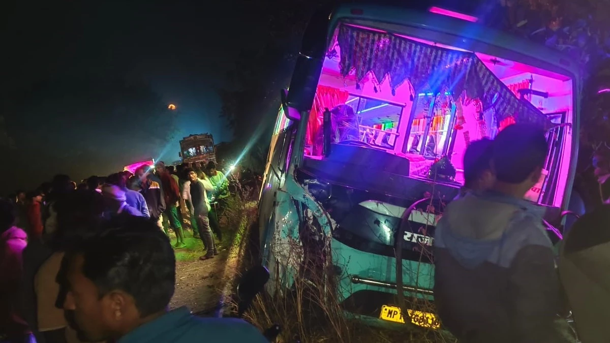 बड़वानी में हादसा, बाइक सवार को टक्कर मार असंतुलित हुई बस सड़क से नीचे उतरी, युवक की मौत