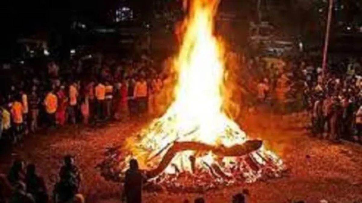 होलिका के धधकते अंगारों से गुजरते देख नहीं होगा आंखों पर विश्वास, मथुरा में एक माह की कठोर तपस्या पर बैठे संजू पंडा