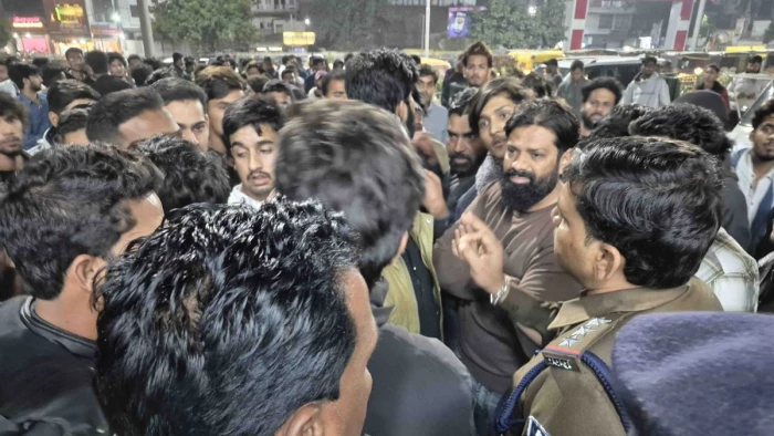 अस्थि विसर्जन करने उज्जैन आ रही महिलाओं के साथ ट्रेन में छेड़छाड़ और मारपीट, स्टेशन के बाहर दो समुदायों के बीच झड़प