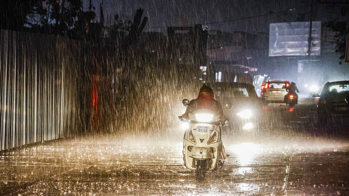 Indore Weather Update इंदौर में बूंदों ने ठंडे किए गर्मी के तेवर, गरज