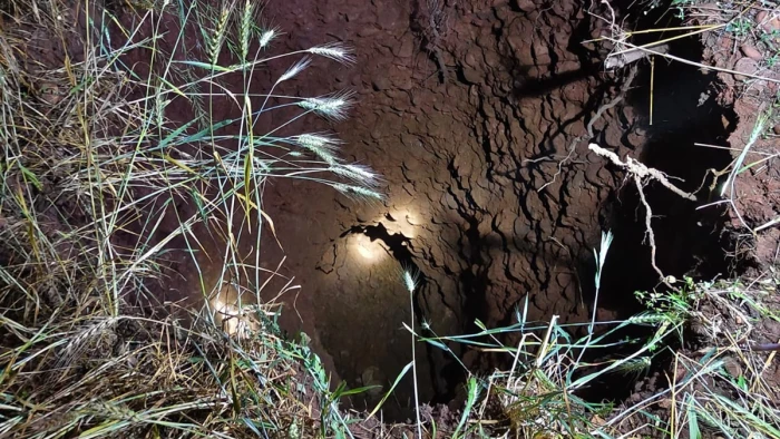 देवास में पोलाखाल के एक खेत में धंसी जमीन, कई फीट का गड्ढा होने से डरे लोग