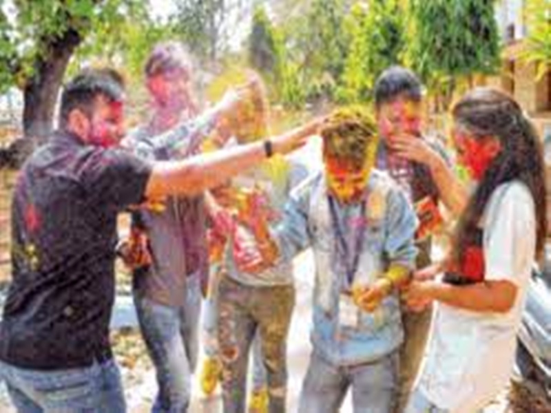 Gwalior Holi 2021 News: रंग पंचमी पर नहीं निकला जुलूस, भक्तों ने भगवान को लगाया गुलाल