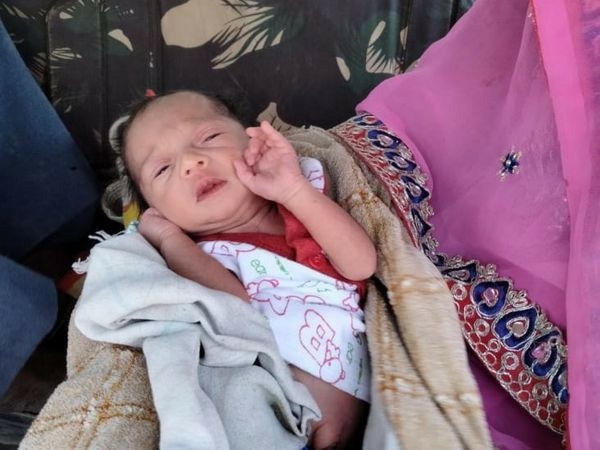 Rewa news:  झोपड़ी में लावारिस मिली 15 दिन की मासूम, पुलिस ने संजय गांधी अस्पताल में कराया भर्ती