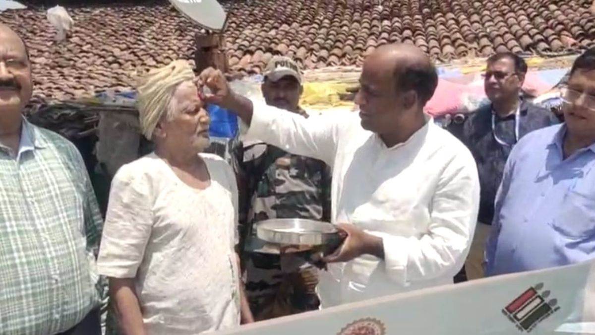 Balaghat New: बालाघाट में निर्वाचन अधिकारी ने बुजुर्गों के पैर धोकर उन्हें लगाया तिलक, मतदान के लिए दिया न्योता