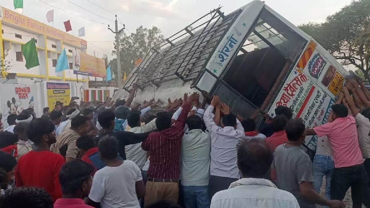 Barabanki Information: बाराबंकी में दर्दनाक हादसा, पिकनिक मनाकर लौट रही स्कूली बस पलटी, चार बच्चों की मौत