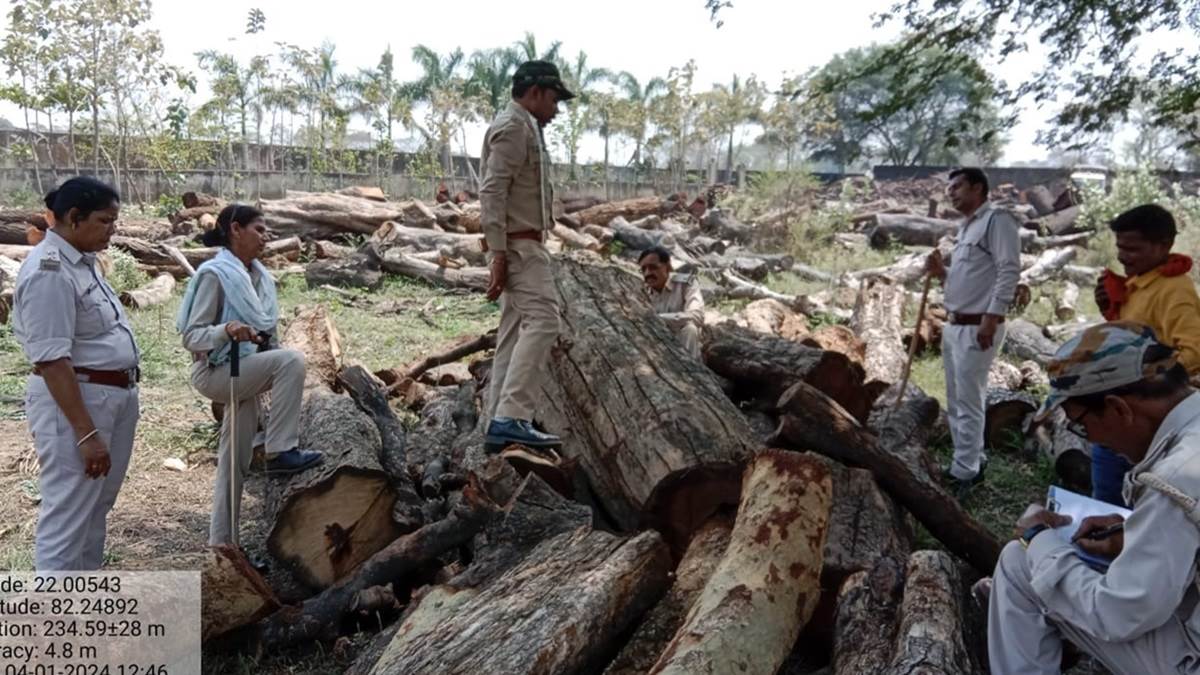 Bilaspur News: विरोध के बीच दो आरा मिल सील, रम्दा मशीन व लकड़ी जब्त