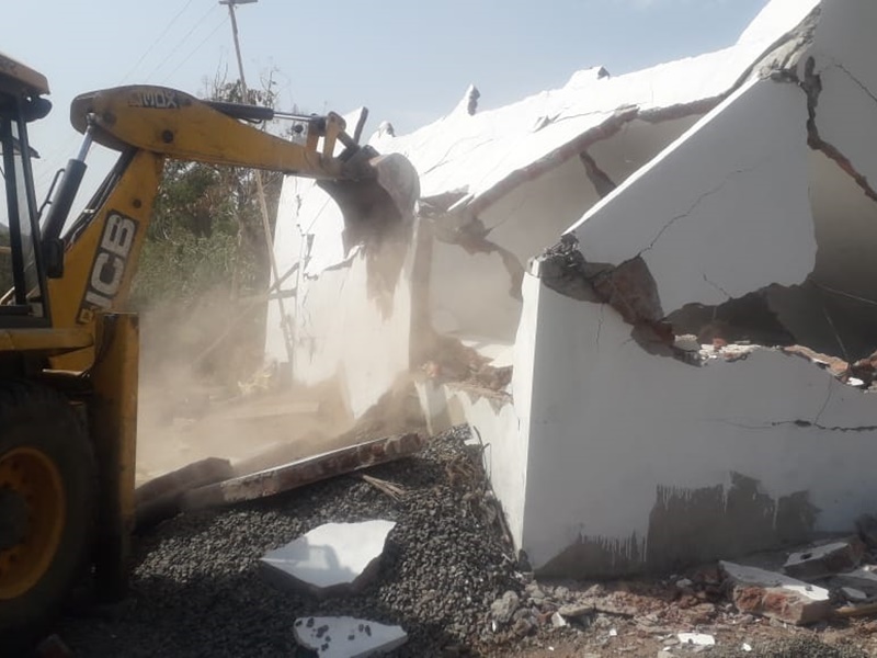 इंदौर के बिहाड़िया में राजस्व विभाग की बड़ी कार्यवाही,  तोड़े अवैध कॉलोनी पर बने मकान