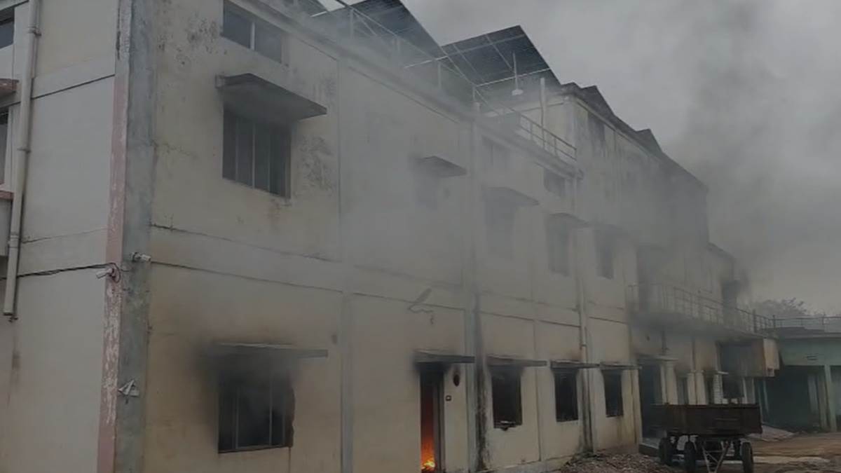 दुर्ग में फिल्टर प्लांट के स्टोर रूम में आग, एक हजार बोरी ब्लीचिंग पाउडर जला, कई इलाकों में पेयजल आपूर्ति प्रभावित