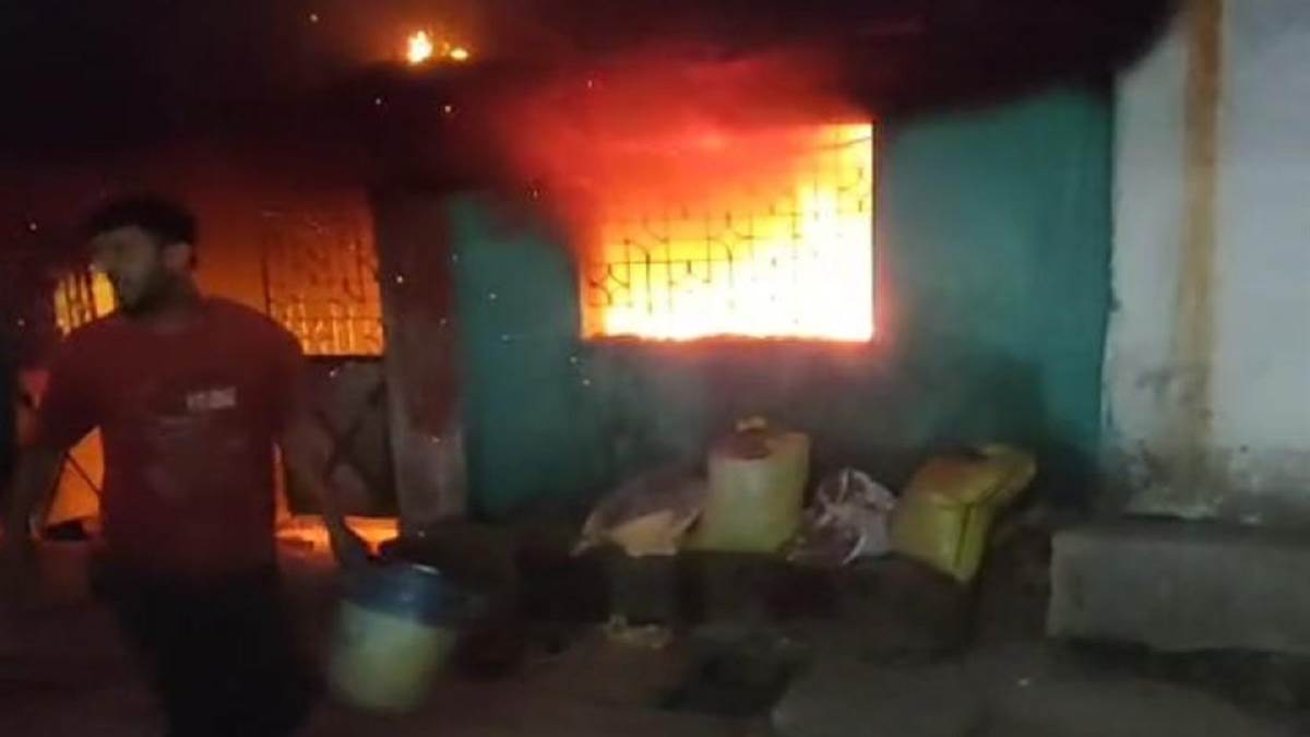 कोरबा में शार्ट सर्किट से भड़की आग, आंगन में खड़ी आटो व दुपहिया जलकर खाक