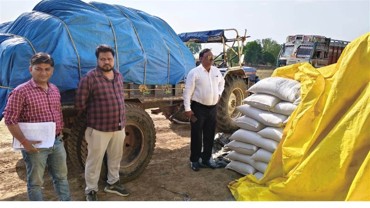 Rewa News : ग्रामीणों के आक्रोश को देख उल्टे पांव भागे आबकारी अधिकारी और कर्मचारी