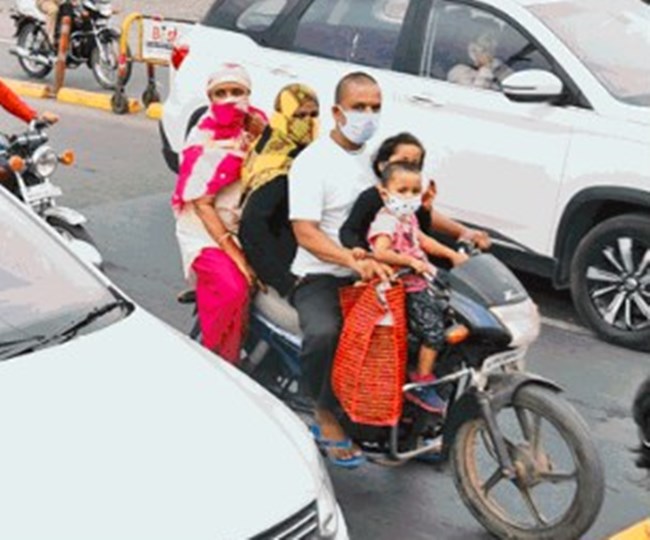 बाइक पर सवार पूरा परिवार