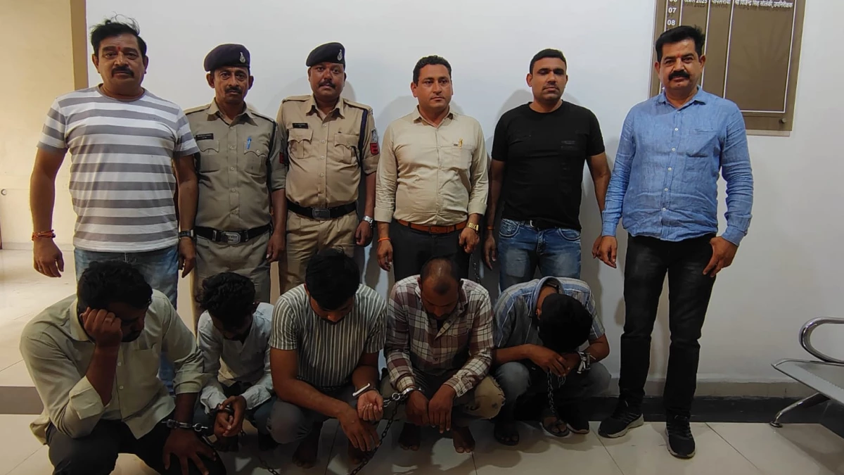 Fake currency factory busted in MP; currency worth Rs 15.21 lakh, raw material, printer and other materials recovered