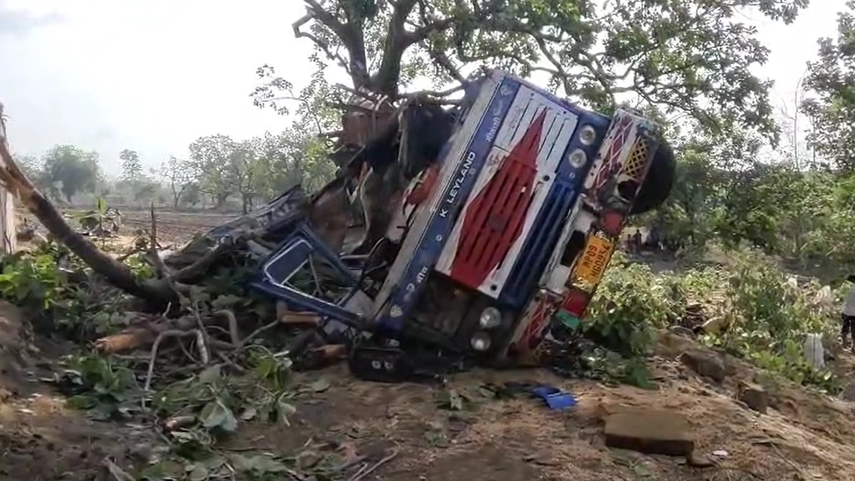 Ganpati Ghat Accident: गणपति घाट की नई सड़क के ओवर ब्रिज से 50 फीट नीचे गिरा ट्राला, ड्राइवर और कंडक्टर की मौत