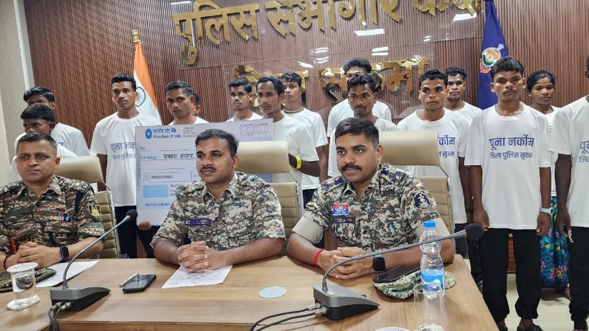 Maoists Surrender: सुकमा में दो हार्डकोर समेत 16 माओवादियों ने किया सरेंडर, 6 पर था 25 लाख का इनाम