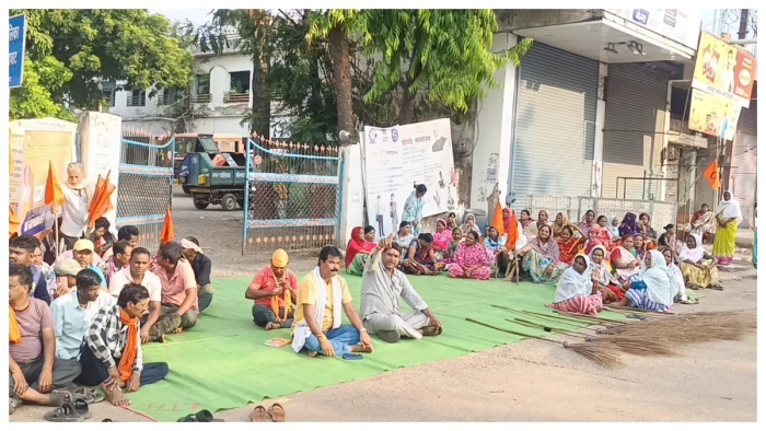 बालाघाट में वर्षों से मांगें लंबित, नपा गेट पर डाला डेरा, सफाई सहित अन्य सेवाए प्रभावित