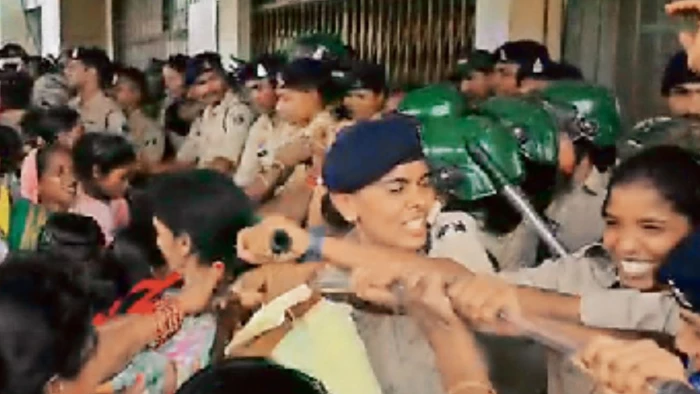 बालोद में ग्रामीणों की जमीन पर 'पाटेश्वर धाम' का निर्माण, कलेक्ट्रेट पहुंचे सैकड़ों आदिवासी; पुलिस से हुई झड़प