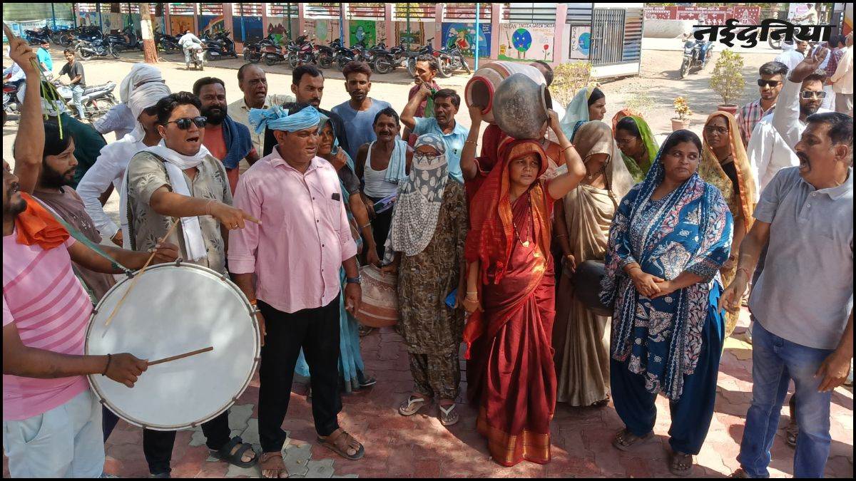बड़वानी में जल संकट पर भारी बवाल, कांग्रेस का नगर पालिका में मटका फोड़...