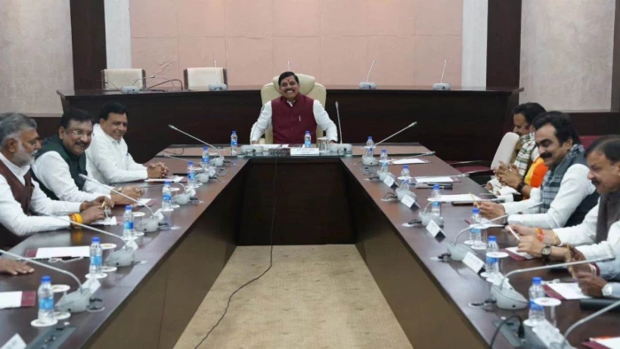 MP Cabinet Meeting: 48.32 लाख लोगों को फ्री में रजिस्ट्री कराकर देगी सरकार, 8वीं तक के बच्चों को स्कूल ड्रेस सिलवाकर देंगे