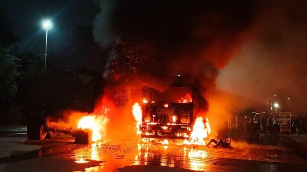 रायगढ़ में दो ट्रेलरों में भिड़ंत के बाद लगी आग, ड्राइवर की जलने से मौत