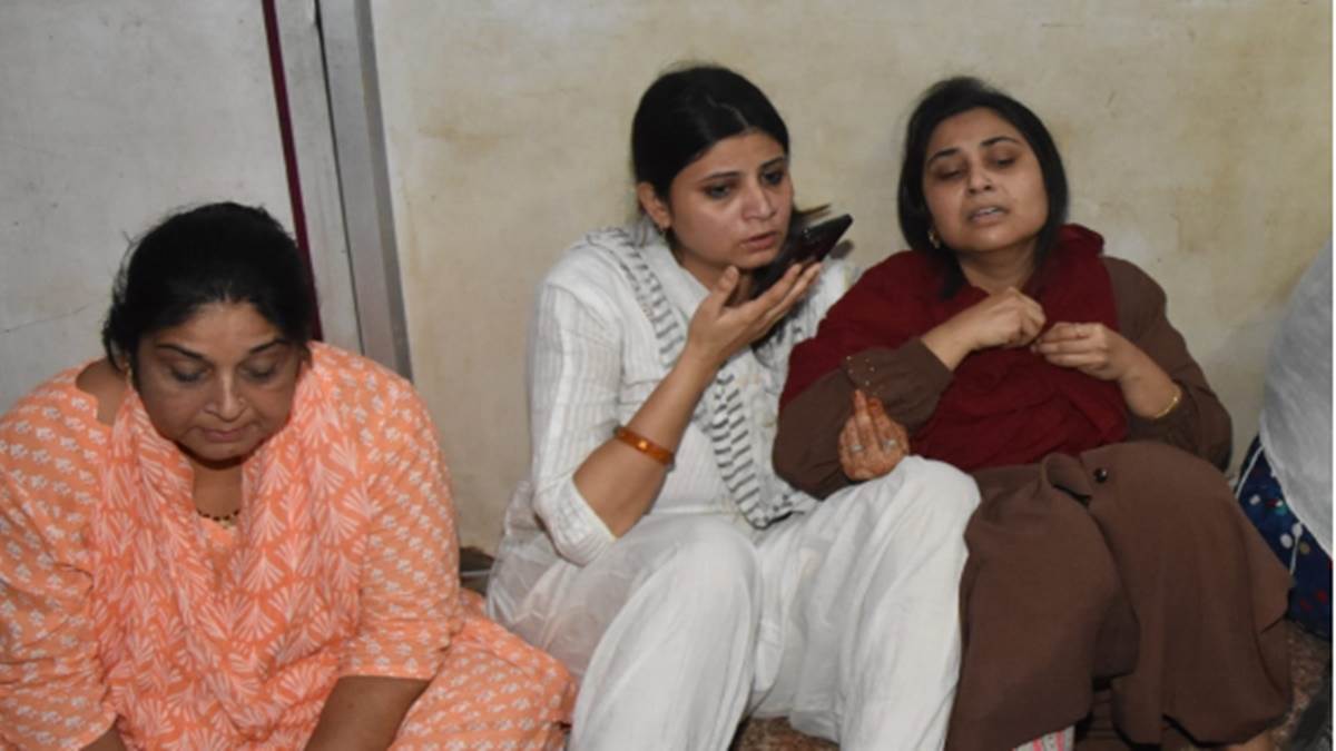 Jabalpur Crime : ओमती में पुलिस सहायता केंद्र के पास कार से उतर पाती इसके पूर्व ही प्रेमी ने किए चाकू से कई वार, किसी ‘और’ के साथ देखा था