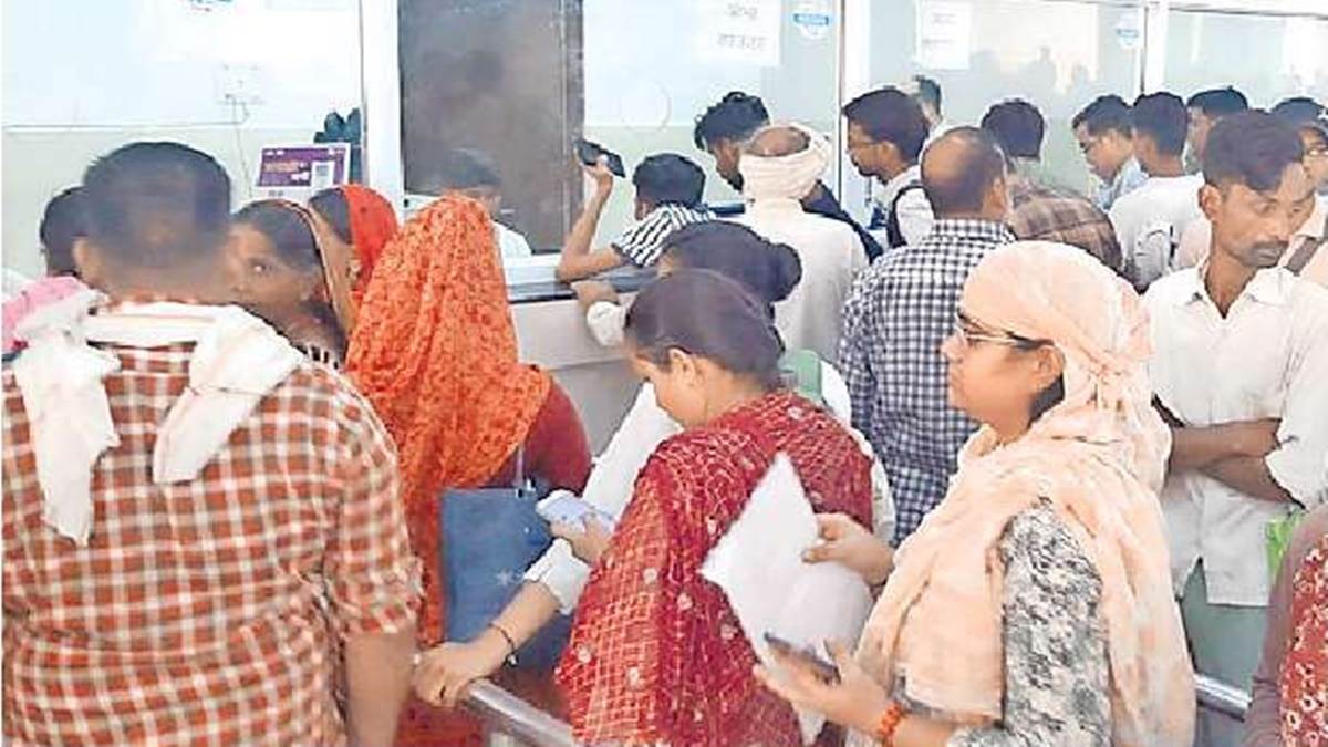 Gwalior Well being Information: सर्वर ठप, कतार में मरीज, समय हुआ तो उठे डाक्टर