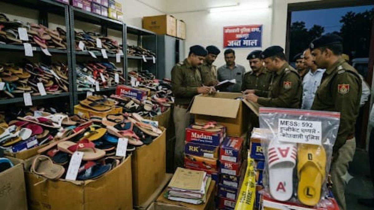 ब्रांडेड कंपनियों के नाम पर बिक रही थीं डुप्लीकेट चप्पलें, जबलपुर की दो दुकानों पर छापा