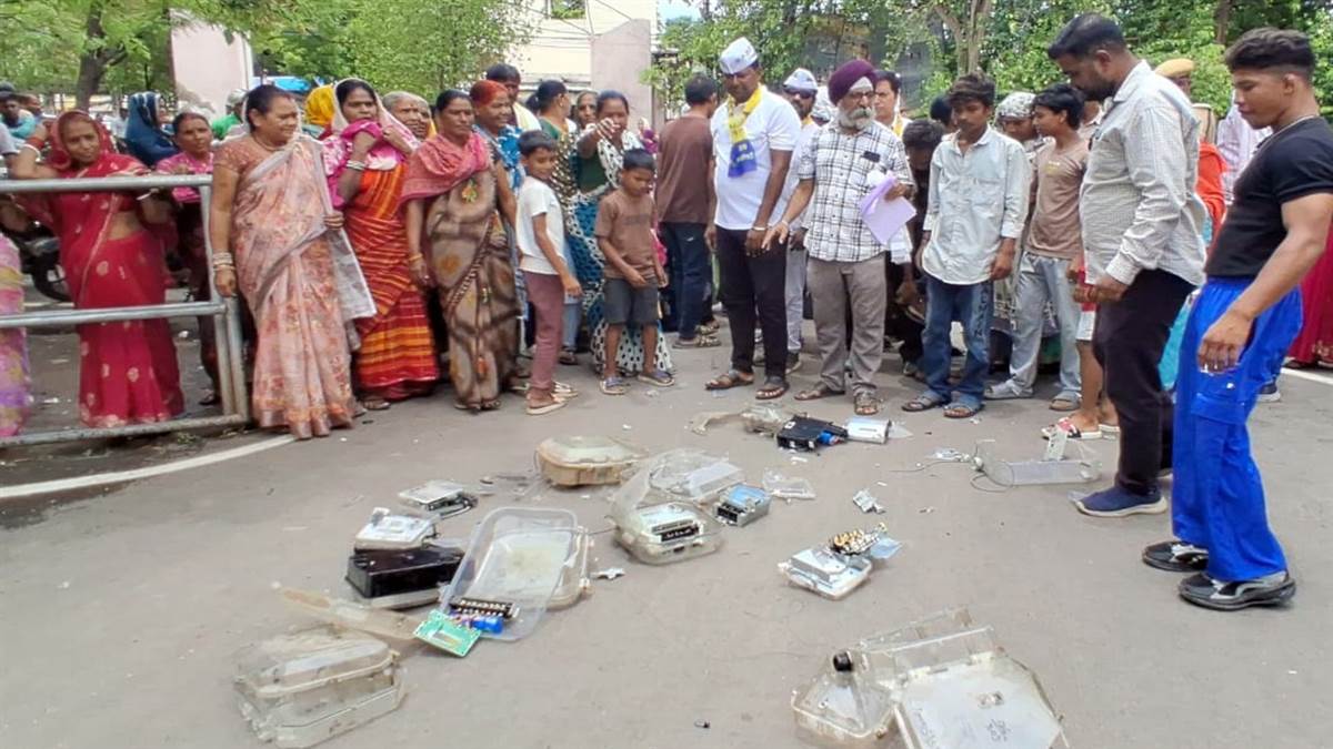 छत्तीसगढ़ में बढ़ता जा रहा है बिजली के स्मार्ट मीटर का विरोध, भिलाई के कलेक्ट्रेट में लोगों ने पटक कर तोड़े मीटर